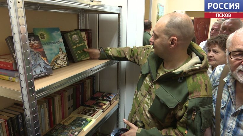 Фантастика, классика и краеведческие книги для бойцов: в Псковской области открыли четвертую солдатскую библиотеку