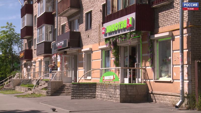 Соответствуют ли вывески в центре Пскова дизайн-коду? «Вести» отправились в рейд