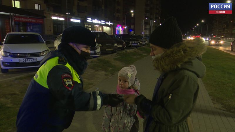 В Пскове сотрудники ГИБДД раздали школьникам светоотражатели