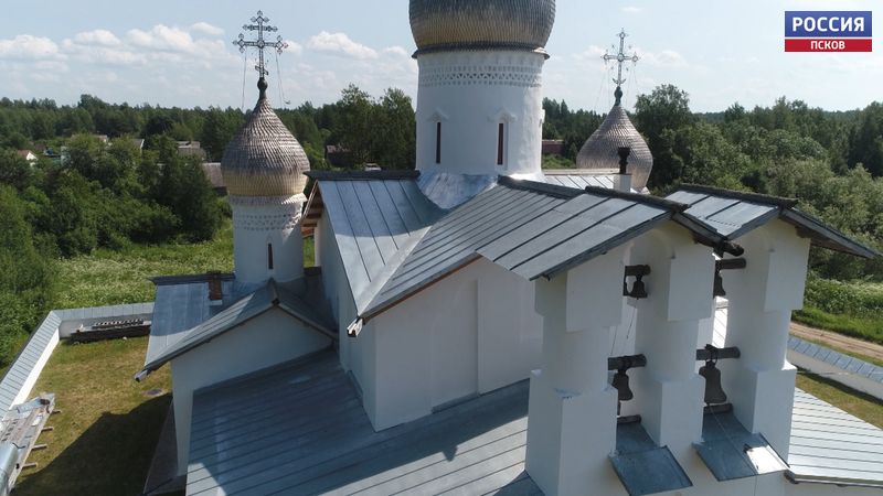 Маяк у Чудского озера. В отреставрированный храм в деревне Доможирка едут со всех окрестностей