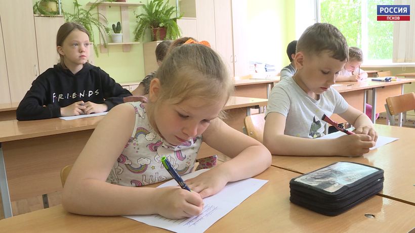 Узнали, что такое письма. Младшеклассники школы №21 написали весточку военнослужащим в Украине