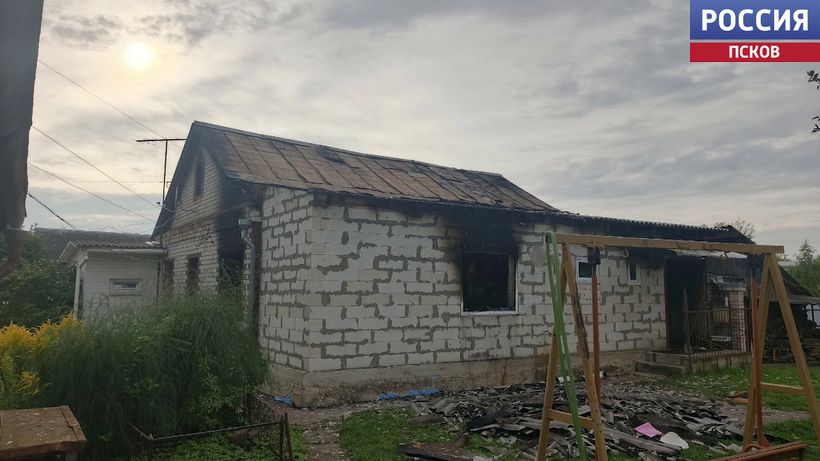 Семья осталась без жилья: сильный пожар уничтожил дом на Леона Поземского в Пскове